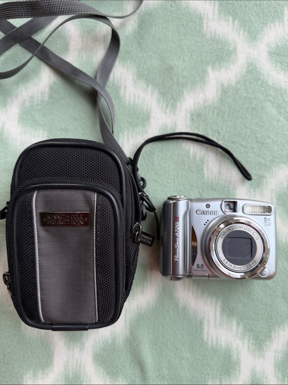 Canon Powershot A720 IS Silver Point-and-Shoot Digital Camera with Carrying Case - Picture 1 of 16